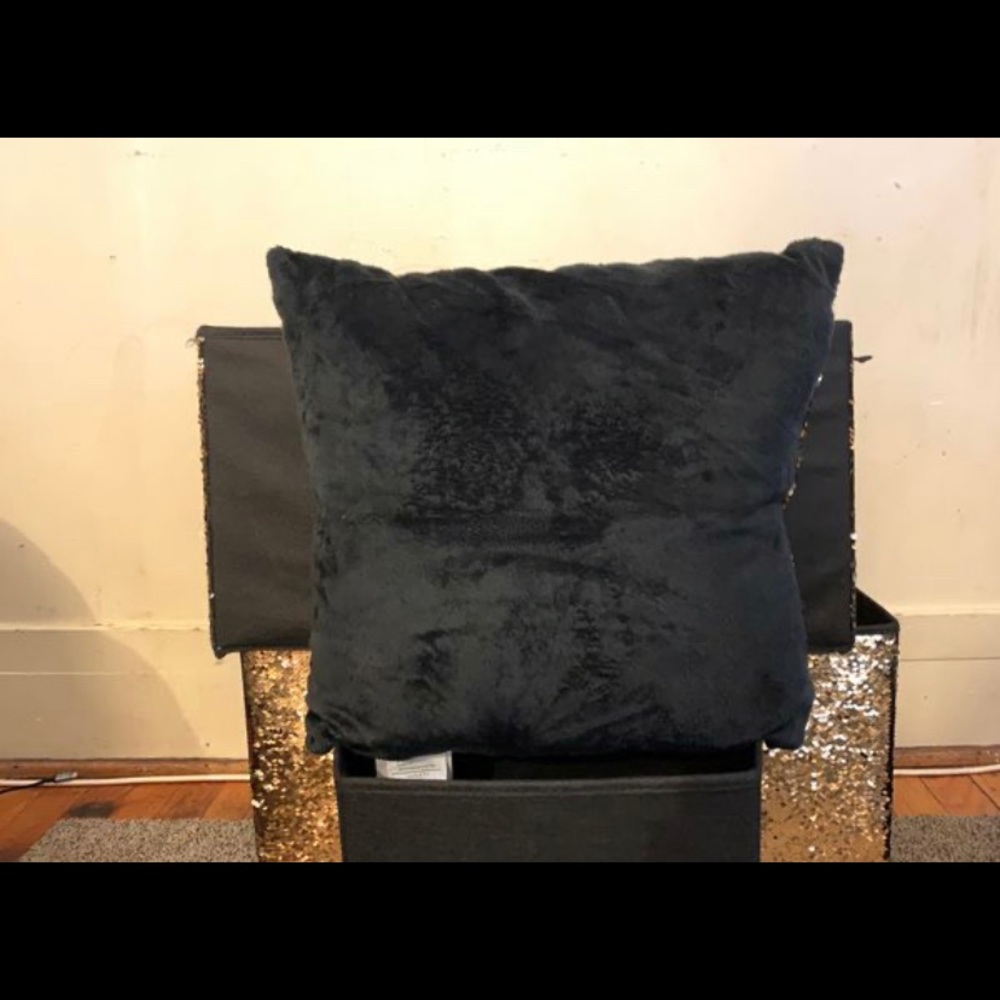 Gold and black pillow - Picture 2 of 2